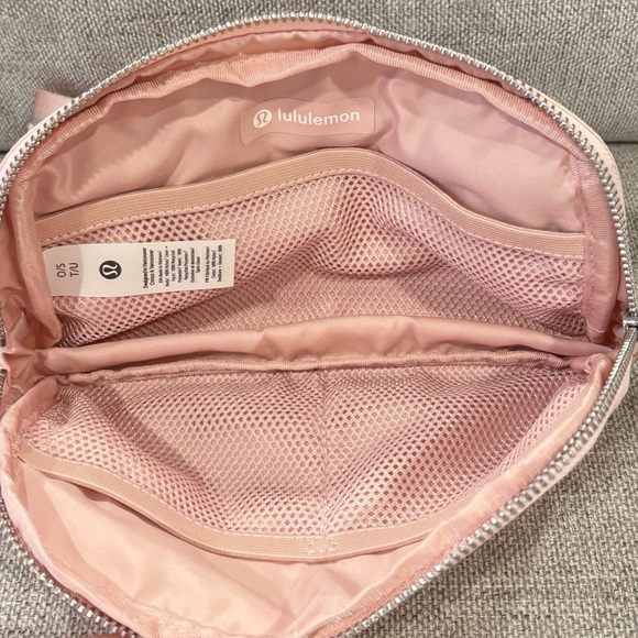 NWT Lululemon Everywhere Belt Bag Wordmark In Pink Mist/Silver/White - Picture 6 of 9